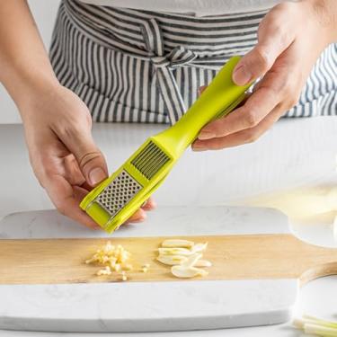 Imagem de Espremedor de alho de aço inoxidável, picador de alho 2 em 1, triturador de alho verde e fatiador