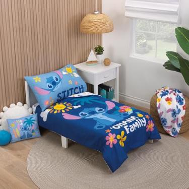 Imagem de O conjunto de cama infantil NoJo Disney P é para Stitch, 4 peças, inclui um edredom, lençol de baixo elástico, lençol de cima plano e fronha reversível. Possui costura divertida e divertida em um