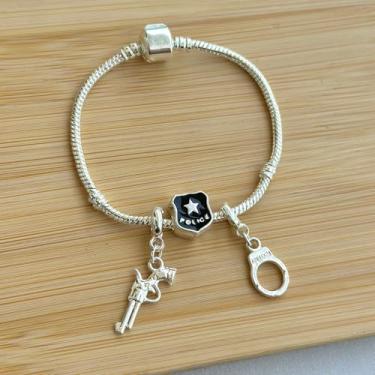 Imagem de Pulseira profissão com 3 berloques policial, algema e revolver - banhados a prata