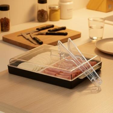 Imagem de Caixa de armazenamento de frios de camada dupla com tampa resistente, divisórias internas, esteticamente agradável e prática, ideal para presunto e queijo(PORTA FRIOS PRETO + PEGADOR)