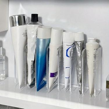 Imagem de Um suporte de maquiagem multifuncional transparente, um organizador de cosméticos para a penteadeira, uma prateleira de armazenamento de pasta de dente, um rack de armazenamento de banheiro, adequado