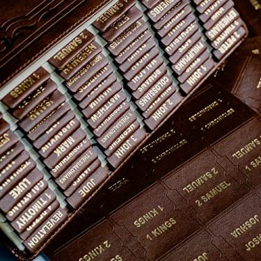 Imagem de UPAFEXXI - Abas bíblicas de couro, abas bíblicas para mulheres e homens (letras douradas) adesivos de impressão grande, fácil de ler e aplicar, etiquetas de 80 capítulos para fácil navegação (marrom)