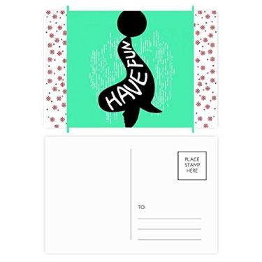 Imagem de Carta postal de celebração com desenho de animal de selo preto, flor de Natal natural