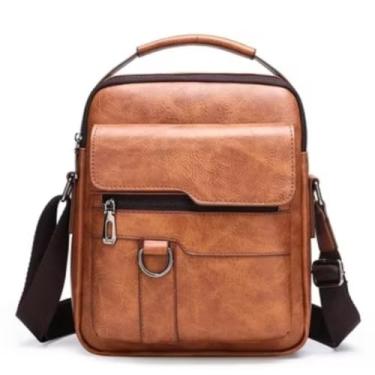 Imagem de Bolsa Masculina Transversal em Couro Sintético, Marrom Caramelo, com Alça Ajustável e Múltiplos Compartimentos