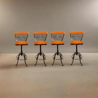 Imagem de Banqueta Artesanal Rústica Giratoria Altura Ajustável Até 70cm Ferro e Madeira Maciça Artesanal Anti Ferrugem (4)