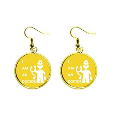 Imagem de Brinco dourado com pingente de orelha com posição do corpo do médico, estetoscópio, joia feminina