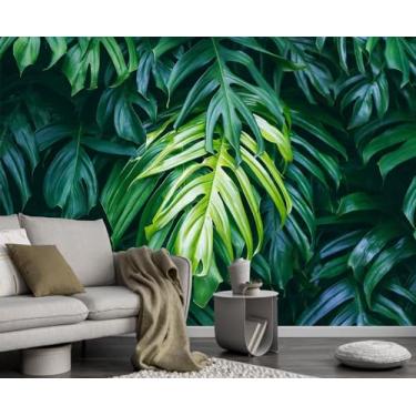 Imagem de Papel de parede de folhas verdes tropicais em floresta natural de verão em fundo escuro, mural de parede de fundo de TV, pode ser usado para decoração de quarto, sala de estar