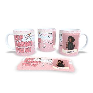 Imagem de Caneca Decorativa Parabéns Amiga, Cerâmica, Listras Coloridas, Design Divertido com Bolo de Aniversário, Presente para Amiga (17913)