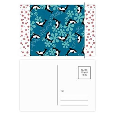 Imagem de Cartão postal com desenho animado de golfinhos baleias azuis ondas azuis Natal flores celebrações cartão postal bênção