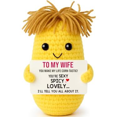 Imagem de MAMAGIFTREE Crochet Corn Plush Wife Gift – “You Make My Life Corn-Tastic” Funny Handmade Romantic Gift for Wife, Girlfriend, or Spouse – Cute Anniversary, Valentine’s Day, or Birthday Present