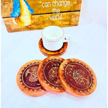 Imagem de Porta-copos de madeira da árvore da vida para bebidas Conjunto de madeira e suporte quadrado de chá - Essenciais de cozinha e sala de estar - Decoração elegante de mesa e mesa de centro (árvore de