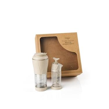 Imagem de Kit Presente para Café Pressca – Cafeteira Portátil 350 ml + Espumador de Leite BPA Free para cafés e chás com praticidade em casa ou viagem, embalagem presenteável – Cor: Cinza Fendi