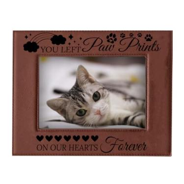 Imagem de ORIGACH Porta-retrato de couro gravado em memória de animal de estimação para pendurar / mesa porta-retrato de couro para perda de gato, presente de simpatia de luto – Serve para fotos de 12 x 17 cm