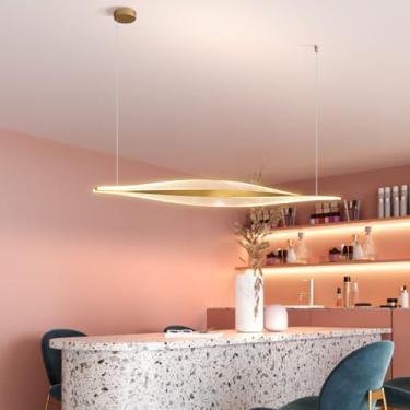 Imagem de Lustre pendente LED moderno com design giratório, ideal para mesa de jantar, com regulagem de intensidade e controle remoto. Perfeito para áreas externas de clubes, restaurantes e hotéis.