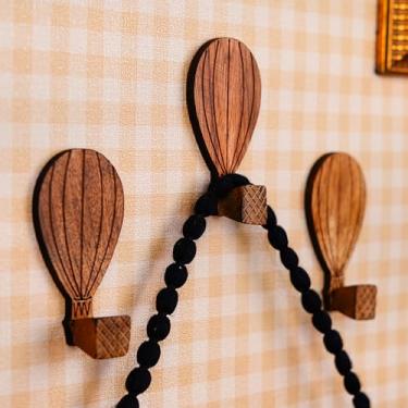 Imagem de Indian Shelf Ganchos de parede adesivos decorativos de madeira para casacos com bola de ar quente – 3 ganchos para chapéus, 6 tiras, suporte de toalha à prova d'água, cabides sem broca para banheiro