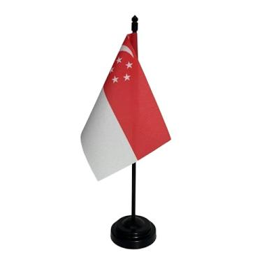 Imagem de Bandeira de Mesa Singapura, 26cm Altura Total, 18x11cm Tecido Oxford, Face Única, Base Plástica Preta, Decorativa, Multicolorido, para Escritório, Eventos e Cerimônias