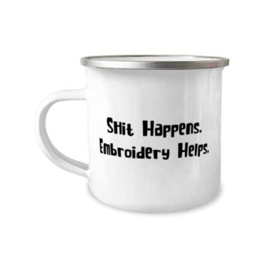 Imagem de Melhores presentes de bordado, Shit Happens. Ajuda no bordado, caneca de acampamento bordada 355 ml de