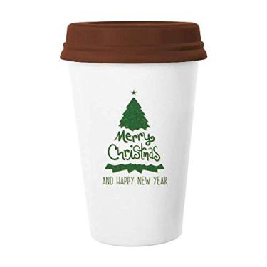 Imagem de Caneca verde com ilustração de árvore de Natal com tampa de cerâmica para copo de café