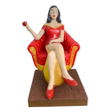 Imagem de Escultura Pomba Gira No Trono Vermelha E Dourada