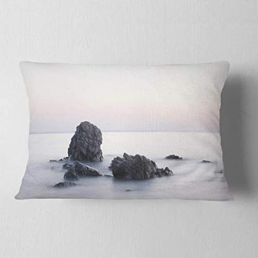 Imagem de Designart Rocks in The Sea - Lombar à beira-mar preto e branco, sala de estar, sofá, enchimento de almofada de alta qualidade + capa de almofada impressa em ambos os lados 30,5 x 50,8 cm