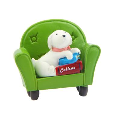 Imagem de Estatueta de cachorro de resina adorável em decoração de jardim com sofá verde