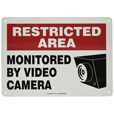 Imagem de Accuform MASE903VA Placa de segurança de alumínio, legenda "Área restrita monitorada por câmera de vídeo" com gráfico, 25,4 cm de comprimento x 35,5 cm de largura, vermelho/preto em branco