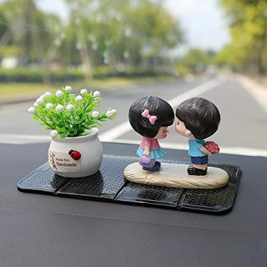 Imagem de Fuvtory Decoração de carro de desenho animado, enfeites de resina de casal, decorações de bolo de bebê de beijo, para presente de dia dos namorados com tapete antiderrapante, ornamentos em vaso