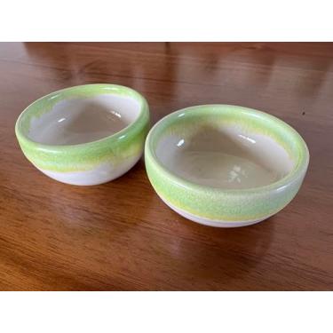 Imagem de Mezcal artesanal | Tequila | Copos de argila de saquê | Feito à mão e pintado à mão | O recipiente tradicional adequado para bebidas espirituosas | Feito nos EUA | Conjunto de 2 (branco verde claro)