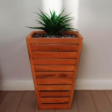 Imagem de Vaso Cone Grande Em Madeira Maciça – Ripado, Acabamento Envernizado