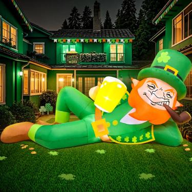 Imagem de KOOY 6 Ft St. Patricks Day Infláveis Decorações Ao Ar Livre, Leprechaun Segurando Cerveja Para Comemorar, Decorações De Quintal Infláveis, Decoração De Quintal De St. Patricks Festa De Fim De Ano Ja