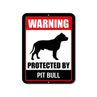 Imagem de Sinal de aviso de sinalização de Pitbull Honey Dew Gifts protegido por Pit Bull 23 x 30 cm Cuidado com a placa de latão de metal de aviso de cachorro - Acessórios Pitbull, Placas Pitbull Yard