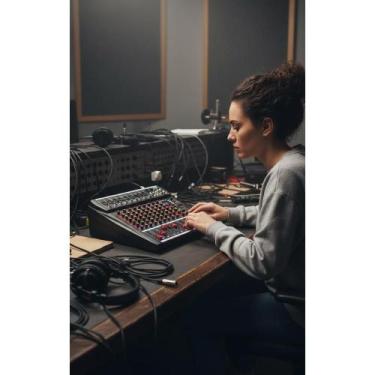 Imagem de Console de Mixagem Profissional: Sons Incríveis - Congratulations Stor