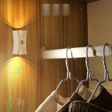 Imagem de GZZBMY Luminária de parede LED operada por bateria com sensor de movimento, lâmpada recarregável por USB, arandela magnética tricolor regulável com 3 modos de iluminação (automático/desligado/ligado