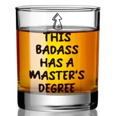 Imagem de Presentes engraçados de formatura para homens, copo de bourbon de graduação de mestrado 2025 para amigos, este copo de uísque Badass tem um mestrado, copos de coquetel presente para Natal, aniversário