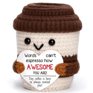 Imagem de Xícara de café de crochê feita à mão – presente engraçado para amantes de café, dia do colega de trabalho/chefe, enchimento de meias, Papai Noel secreto, elefante branco, bar de café e decoração de