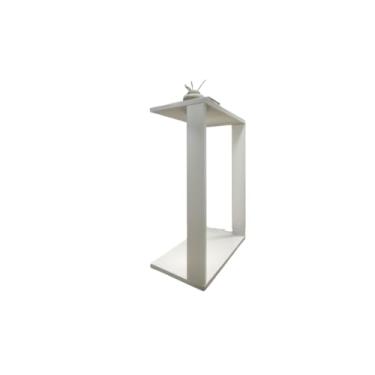 Imagem de Mesa lateral para sofá – um acessório prático para a sala de estar, ideal para colocar bebidas, livros e artigos domésticos.