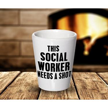 Imagem de Presentes de assistente social – Este assistente social precisa de um shot – Copo de shot de cerâmica exclusivo (4)