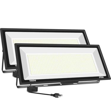 Imagem de Pacote com 2 holofotes de LED de 1000 W para ambientes externos, 95000LM 6500 K luz do dia branca externa holofote de segurança com plugue, iluminação comercial à prova d'água IP66 para campos