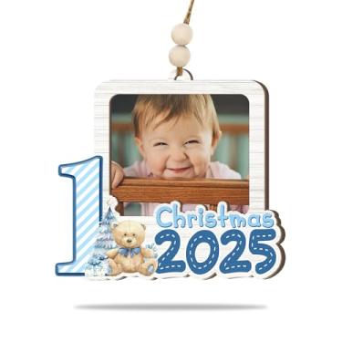 Imagem de Enfeite de foto de madeira do primeiro Natal 2025 do bebê – Design de urso de pelúcia azul com moldura para fotos – Lembrança rústica de férias de fazenda para meninos recém-nascidos