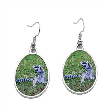 Imagem de Brinco de lêmure com cauda de lêmure comendo folha – Brincos pendentes para meninas – Presente de festa de aniversário dos namorados