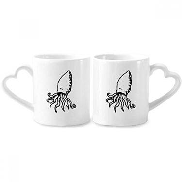 Imagem de Conjunto de canecas de porcelana de casal com ilustração de desenho animado de vida marinha de polvo com coração