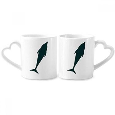 Imagem de Blue Ocean Docile Streamline Conjunto de canecas de porcelana para casais de golfinhos em cerâmica com alça de coração