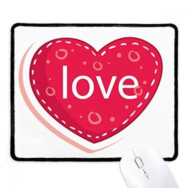 Imagem de Mousepad com borda costurada para o Dia dos Namorados e coração rosa