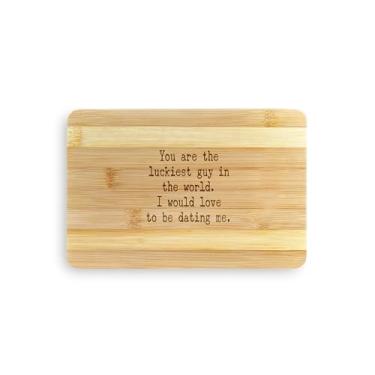 Imagem de Tábua de cortar homem, você é o cara mais sortudo do mundo, presente para o amante de homens, tábua de corte de bambu, ideia de presente de inauguração de casa, aniversário, ideia de presente de Natal