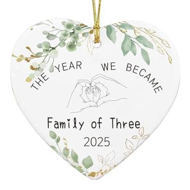 Imagem de Enfeites de Natal 2025 - Nosso primeiro Natal como uma família de três enfeites de cerâmica, decoração de primeiro Natal para bebês, presente exclusivo para pais novos para mamãe papai, decoração de