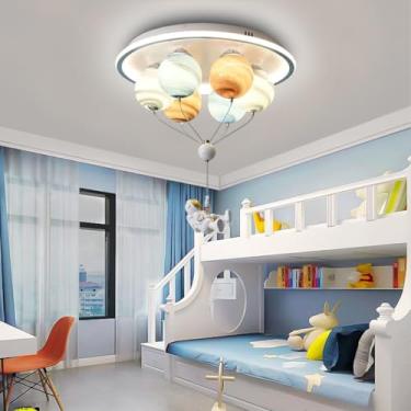 Imagem de Lustre moderno de astronauta para quarto infantil, luminária de teto para quarto de meninos e meninas, design criativo, simples e romântico, com cúpula de vidro e soquete E27, ideal para qua