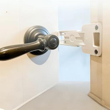 Imagem de Trava retrátil para porta de gato ajustável - 19,5 cm C x 7 cm L