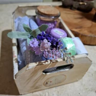 Imagem de Kit Spa Relaxante de Lavanda, Caixa Artesanal Provençal com Sabonetes, Roll-on Terapêutico, Toalha, para Autocuidado e Bem-estar