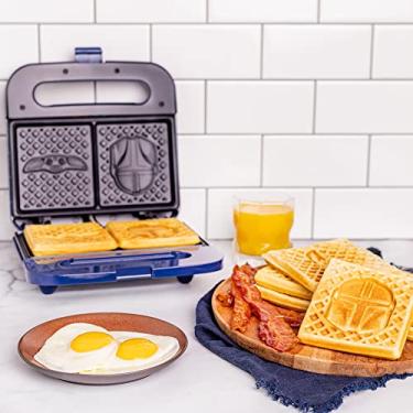 Imagem de Uncanny Brands Waffle Mandalorian - Waffles Caçador de recompensas e bebê Yoda - Eletrodoméstico de cozinha Star Wars