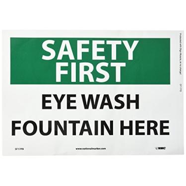 Imagem de NMC Placa SF17PB OSHA, legenda "SAFETY FIRST - EYE WASH FOUNTAIN HERE", 35,5 cm de comprimento x 25,4 cm de altura, vinil sensível à pressão, preto/verde em branco